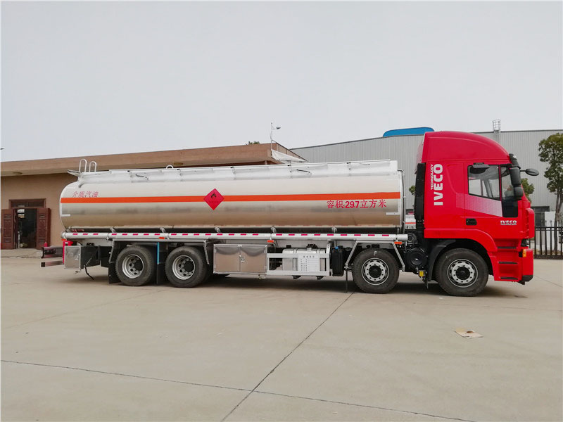 上汽紅巖29.7方前四后八鋁合金運油車，20噸運油車