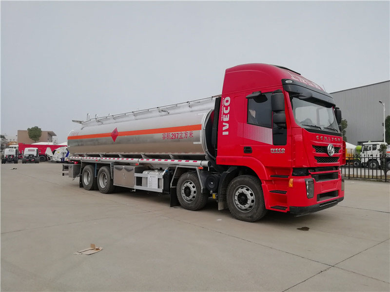 上汽紅巖29.7方前四后八鋁合金運油車，20噸運油車